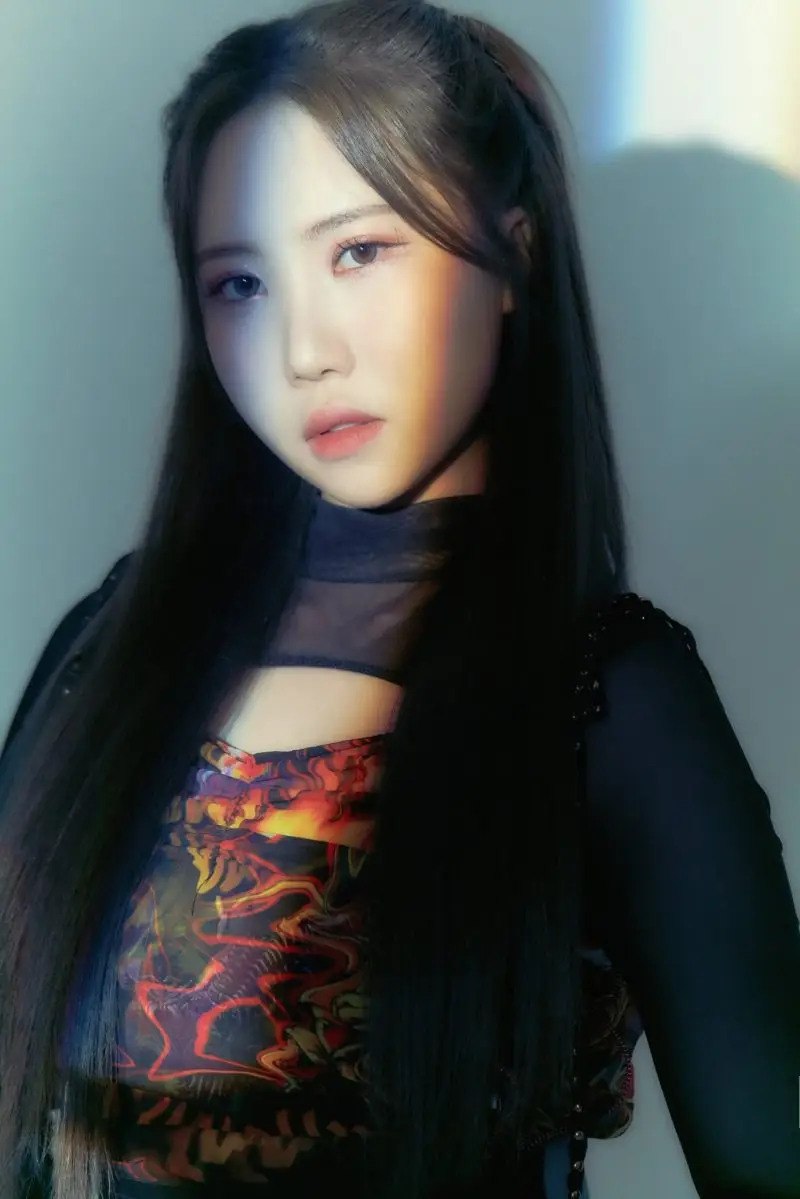 Rocking Doll member Rena