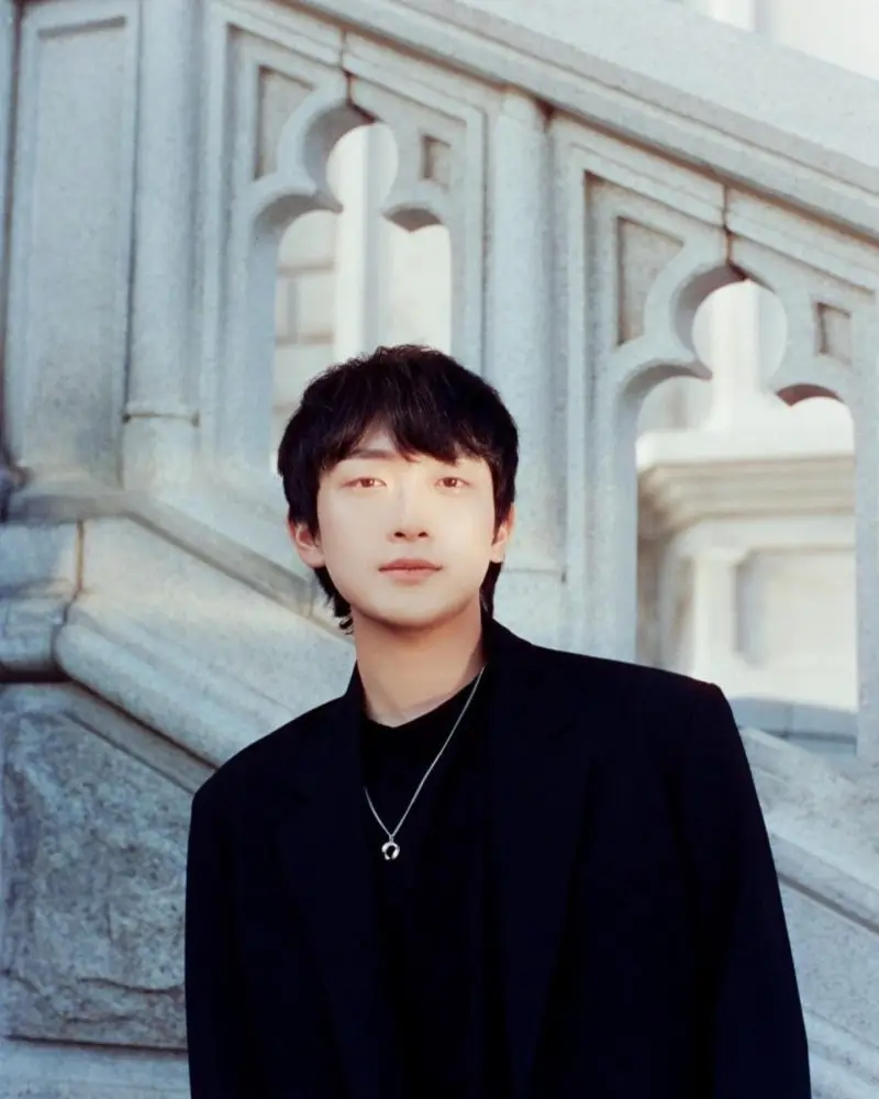 rooftop patio member Jihun