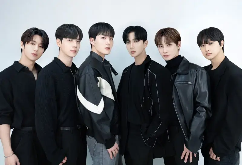 SKYE (IN2IT) members are Inpyo, Jiahn, Yeontae, Inho, Hyunuk, and Isaac.