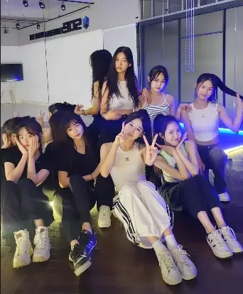 SOE members are Arisa, Hyojin, Seoyoung, Hanna, Mio, and Ye Seo.