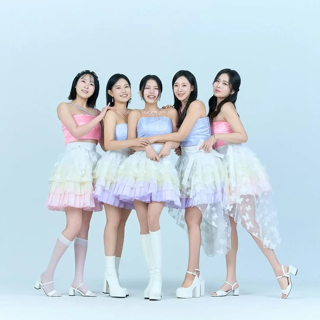 SOYOU members are Yoonkyung, Pilryeong, Duri, Hyeji, and Sanga.