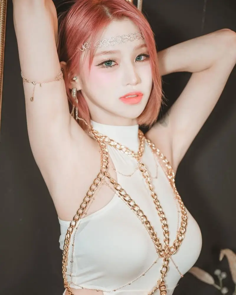 STRAW former member Taeri