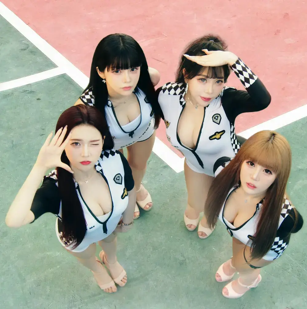 STRAW members are Zia, Bomi, Sena, and Hayun.