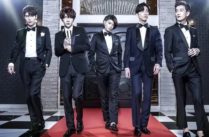Supernova members are Yoonhak, Sungje, Kwangsoo, Jihyuk, and Geonil.