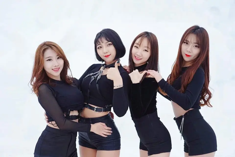 Swalla members are Hana, Yena, Mirae, and Rumi.
