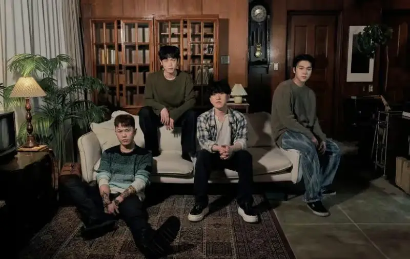 The Vish members are Lee Doha, Nambook, Taeeun, and Sung Youngwoo.