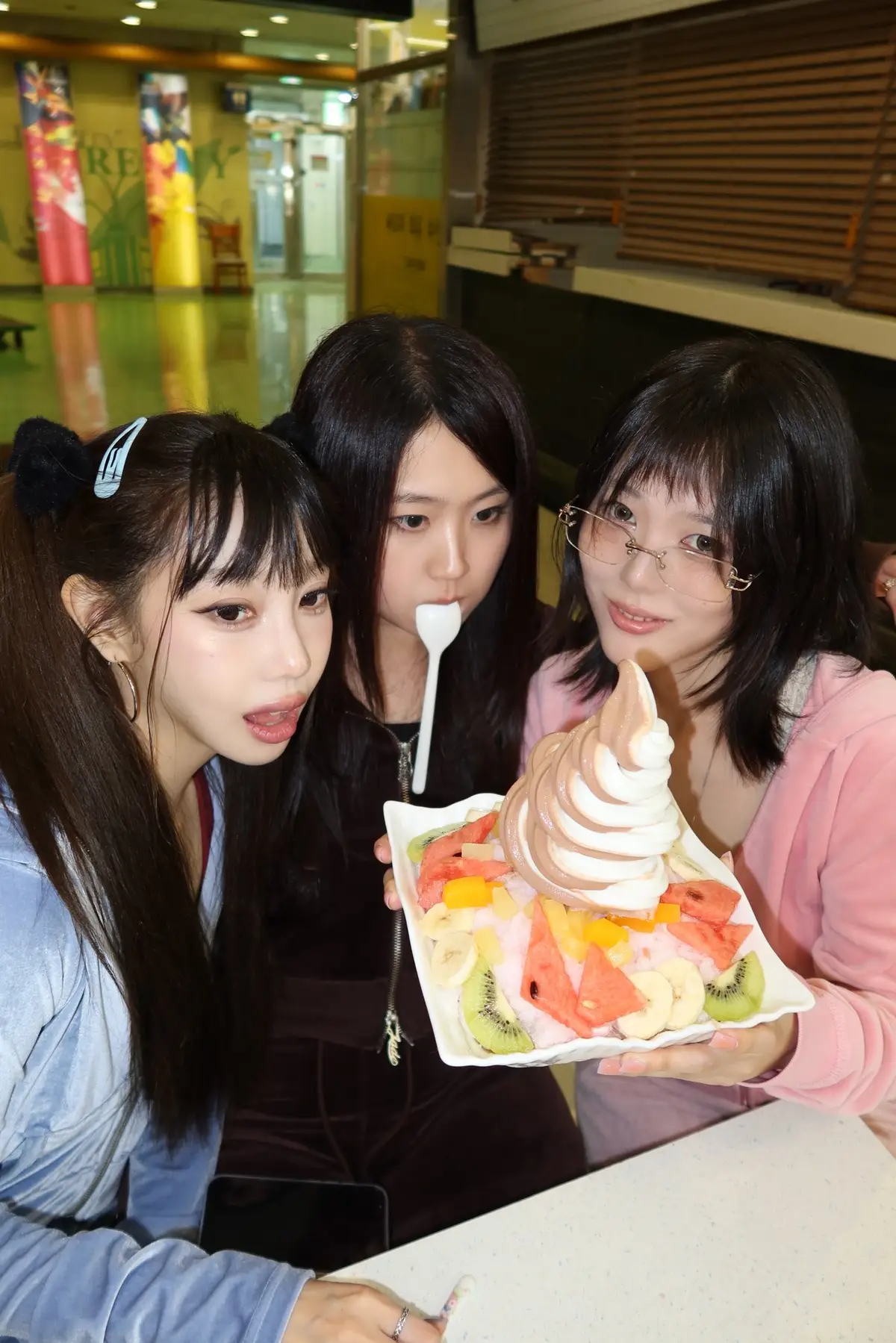 Tomatomat members are Nayeon, Sueun, and quinn_.