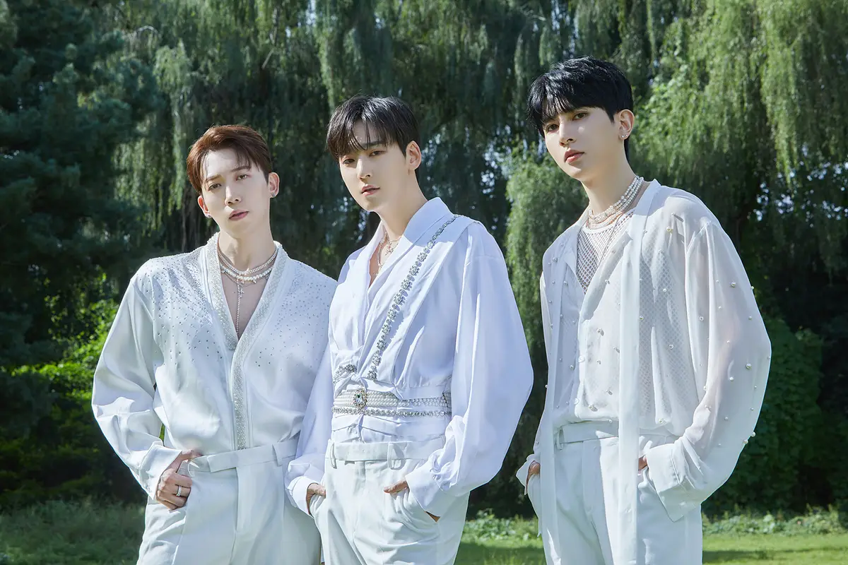 UX1 members are Kiseop, Hoon, and Kevin.