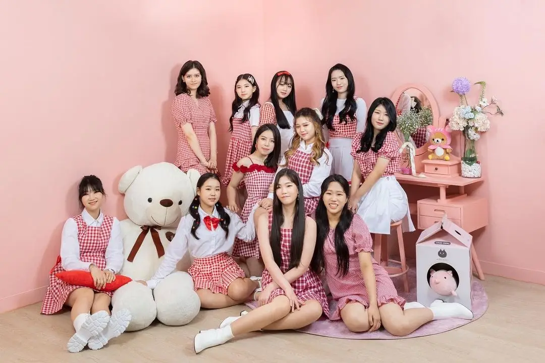 Vanilla members are Jeongyeon, Siyeon, Yumi, Somin, Ibin, Jisu, Dogyeong, Seoeun, Hojeong, Shinhye, and Sua.