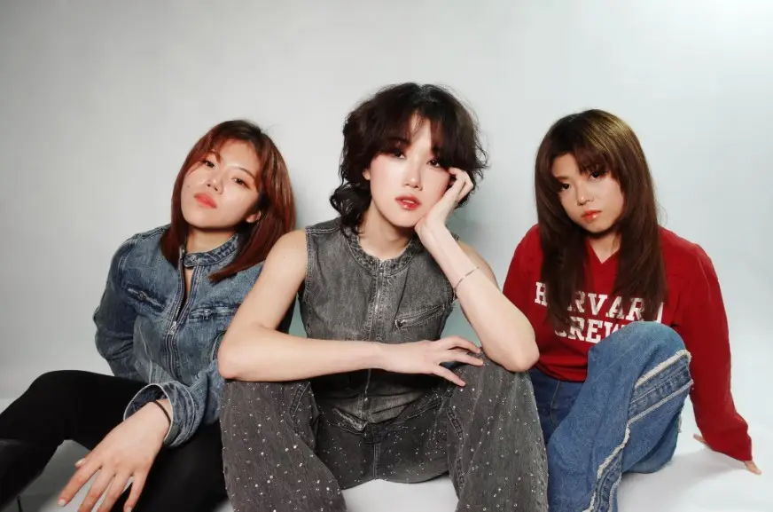 Walking After U members are A-Zzang, Haein, and Hangyeom.