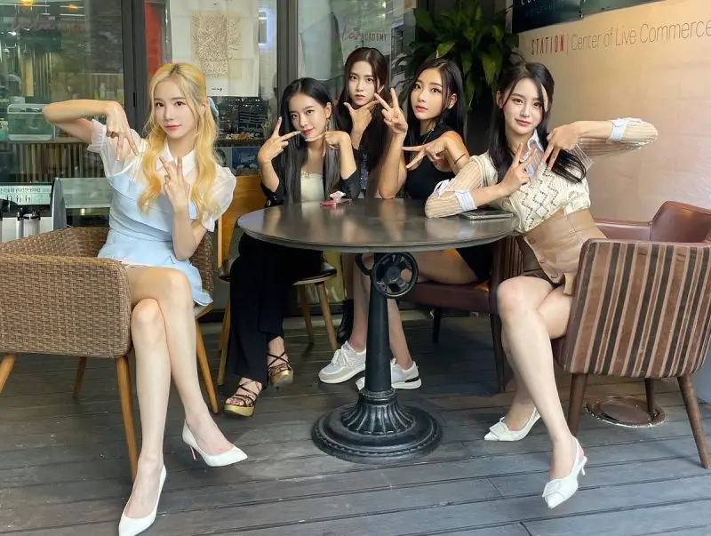 YaYaYa members are Minkyung, Gina, Park Seoi, Yeoni, and Kim Jeong.