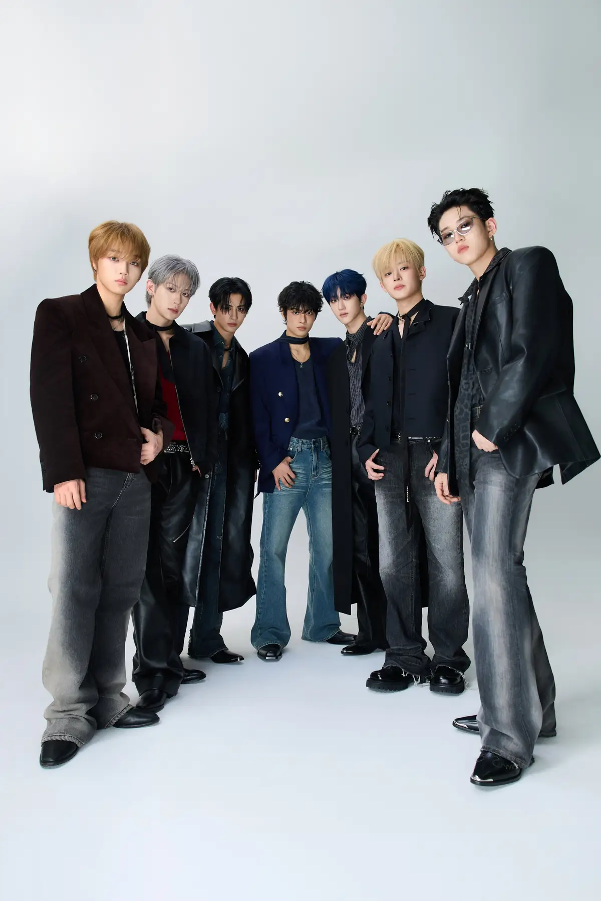 YOUNITE members are Eunho, Eunsang, Steve, Hyungseok, Woono, DEY, Kyungmun, and Sion.