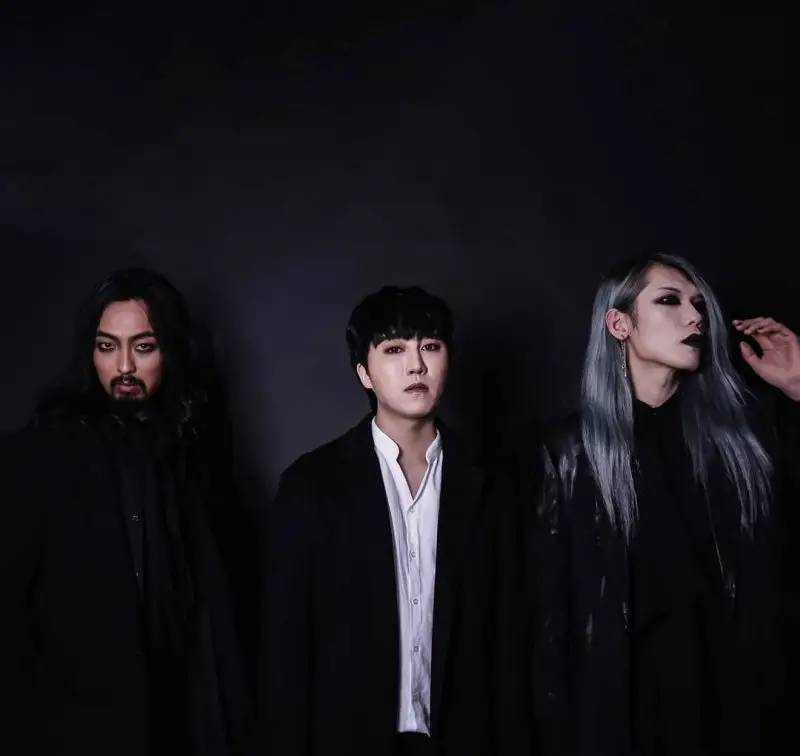 ZEPHYR members are Woo Jun-seung, ARC, and Hans.