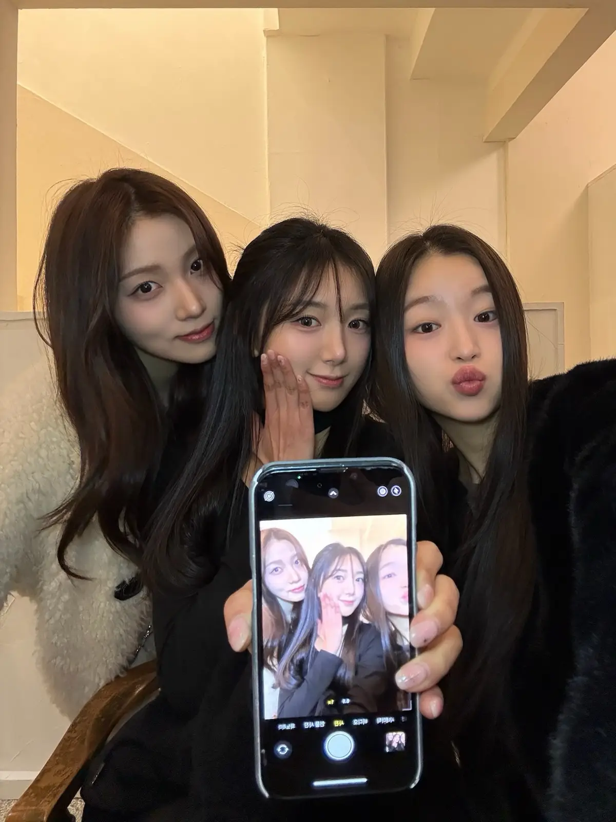 Zip.Y members are Eunbi, Seungeun, and Daye.